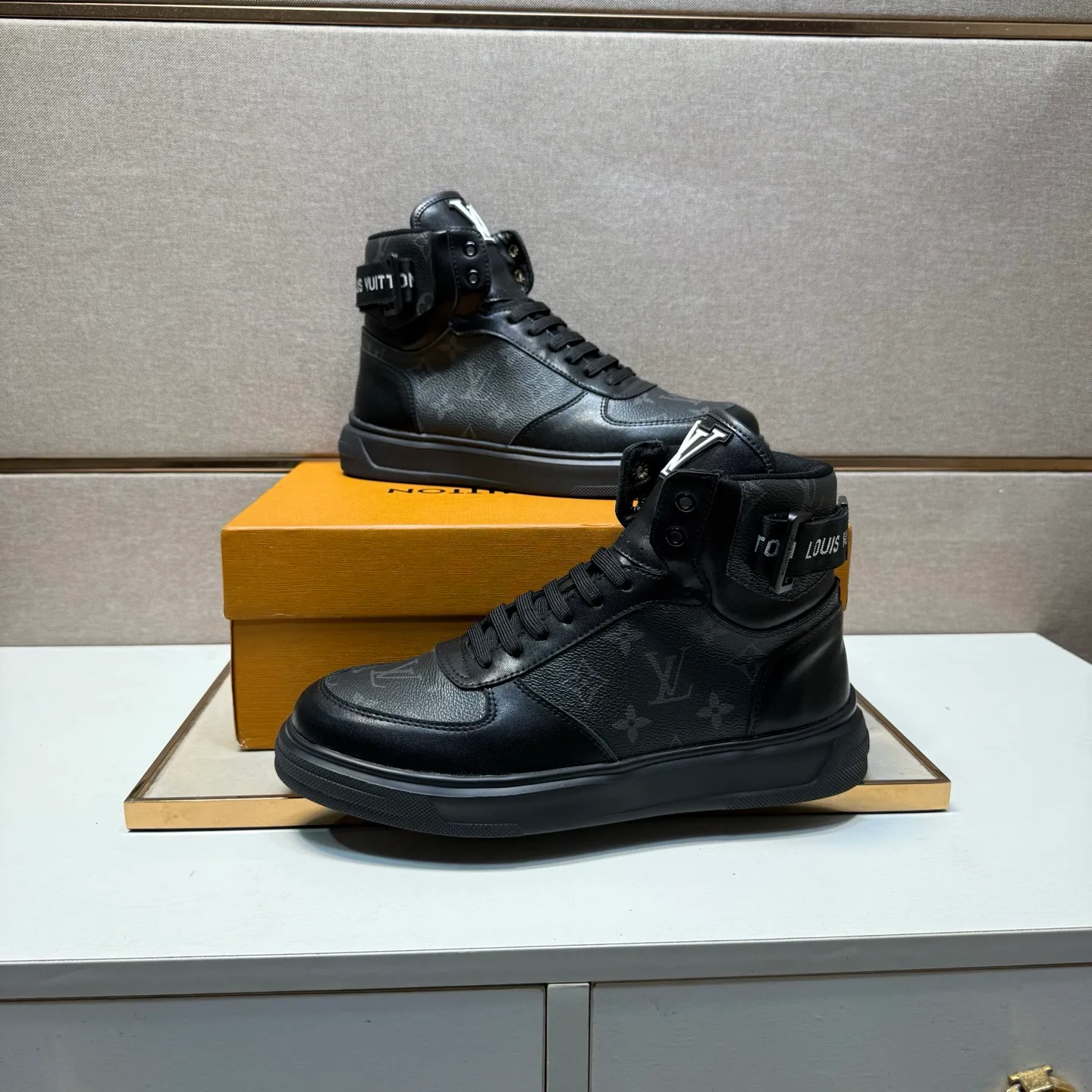 ⬛️Men's shoes 💰p420 [LV～] Men's high-top casual shoes 2025z cabinet sales simultaneously 🔶Size: 38-44 #️⃣ 🔷2 colors🔜The upper is made of multi-material splicing➕Mesh lining, comfortable and breathable, sole: original comfortable and wear-resistant outsole, ⚠️real thing📱photographed🎬real thing is better📢📢📢